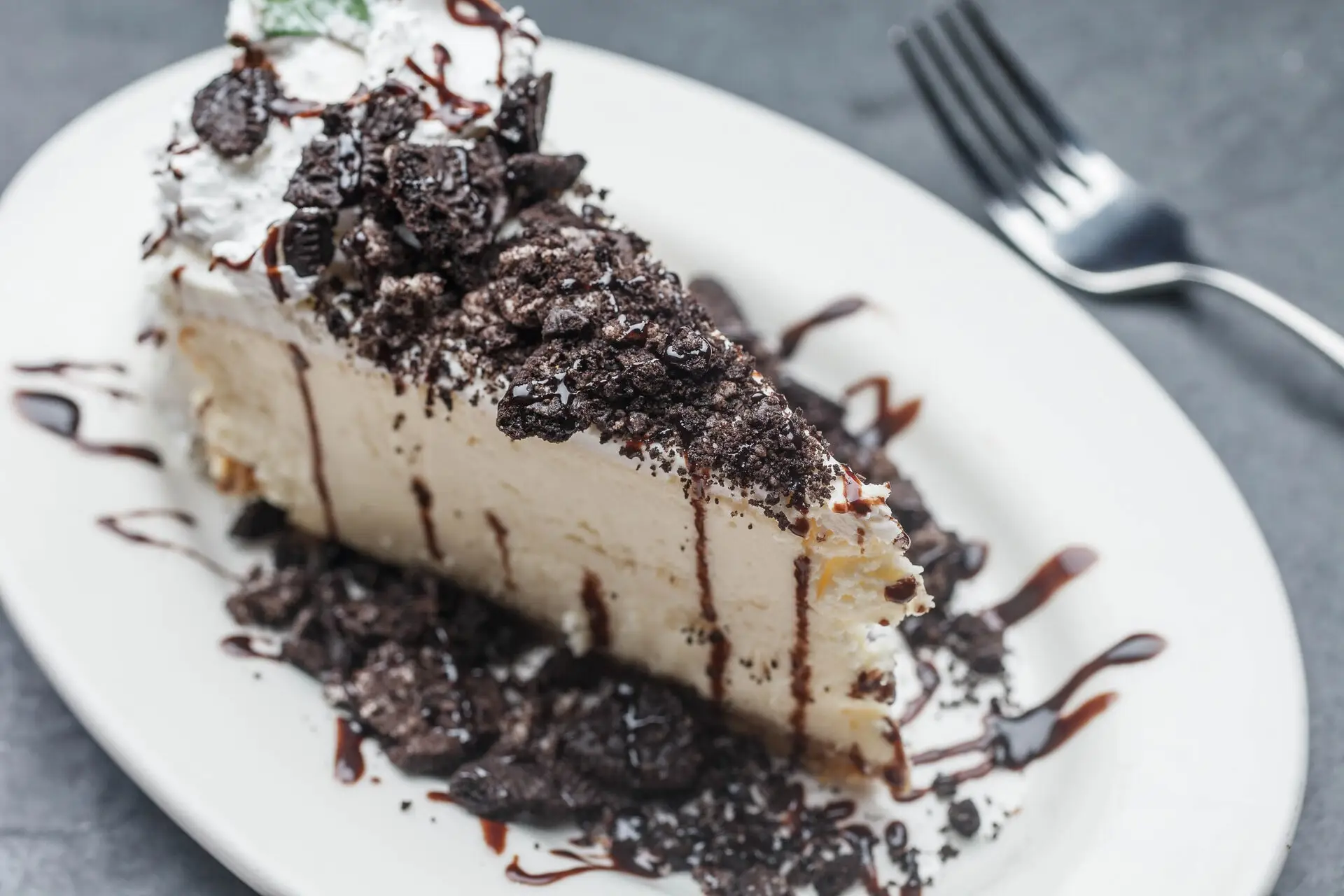 Oreo crumble cheesecake with chocolate drizzle